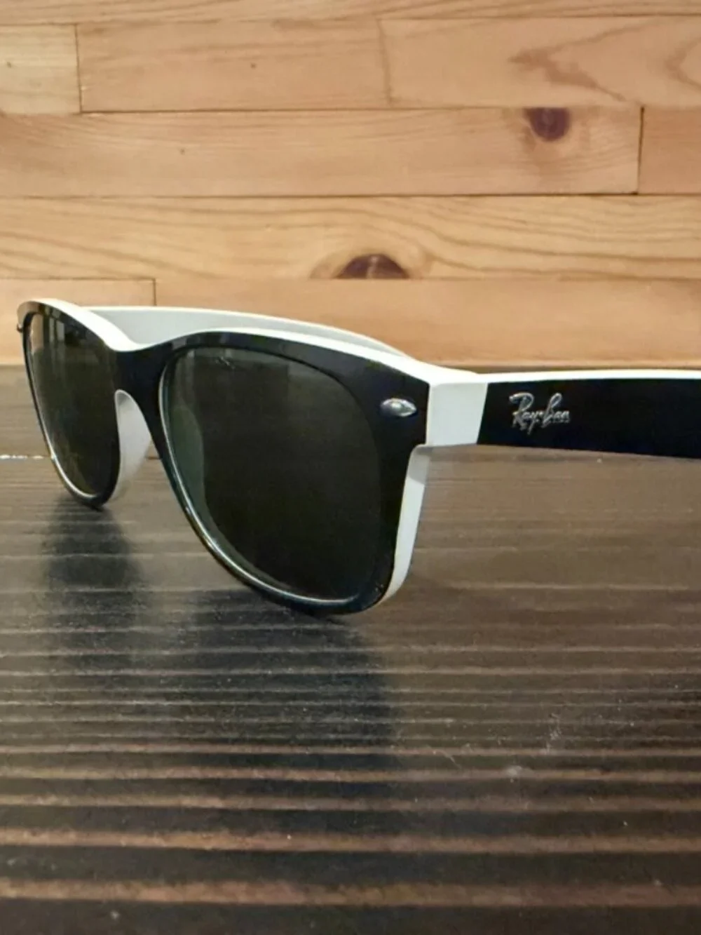 Ray-BanRB2132 New Wayfarer 875 Black/Beige G-15 Green Sunglasses 55-18-145 Italy
